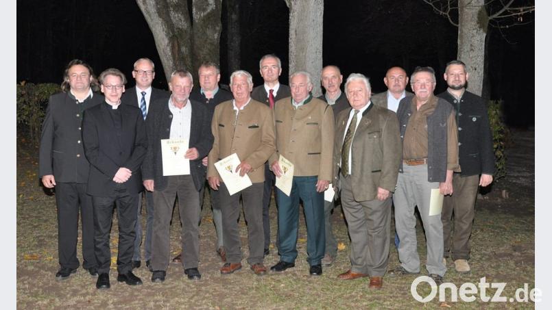 Die Jägerkameradschaft Hahnbach ehrt bei ihrer 60-Jahr-Feier langjährige Mitglieder (von links): Vorsitzender Josef Erras, Pfarrer Christian Schulz, Bürgermeister Bernhard Lindner, Franz Erras, Hans Lederer, Franz Erras, Festredner Harald Schwartz, Karl Erras, Richard Sichelstiel, Alfons Siegert, Zweiter Bürgermeister und Kulturausschussvorsitzender Georg Götz, Konrad Neiswirth und Jagdherr Thomas Erras. Bild: exb