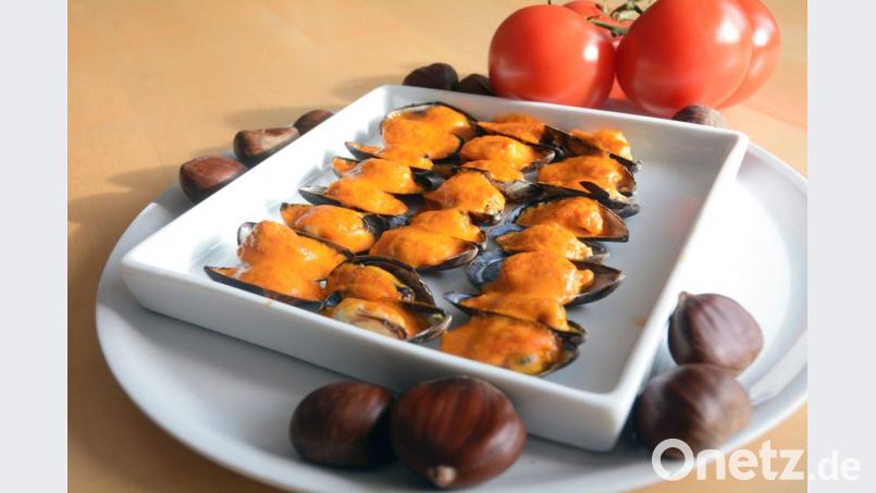 Getrocknete Pfefferschote, Chiliflocken und Sherryessig sind unter anderem in der Sauce, mit der die Miesmuscheln im Ofen überbacken werden. Bild: Gabi Schönberger