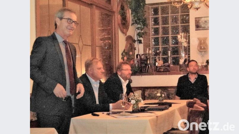 Bürgermeister Werner Nickl, Geschäftsstellenleiter Reinhard Herr und zweiter Bürgermeister Hermann Schraml stehen bei der Bürgerversammlung in Waldeck Rede und Antwort. Mit auf dem Bild Stadtrat Klaus Wegmann . Bild: hl