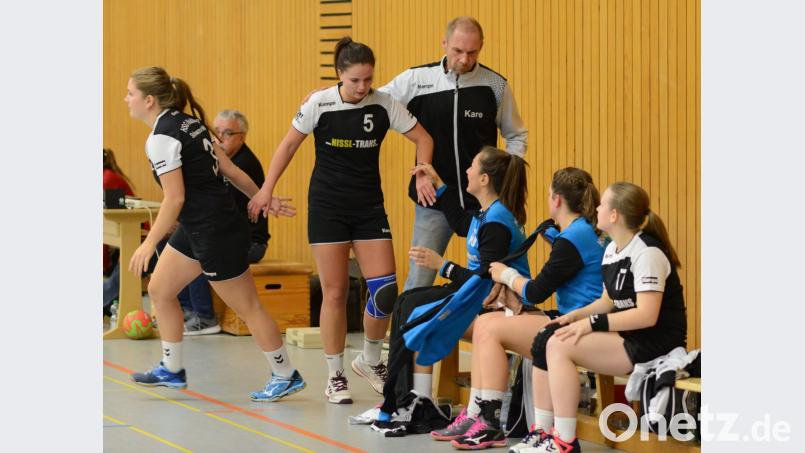 HSG-Trainer Karl Söllner (Mitte) konnte auf der Bank mehr als zufrieden sein. Seine Spielerinnen setzten die Anweisungen in den beiden Partien (hier Bild aus Partie gegen Erlangen-Bruck) konsequent um. 	Bild: ham Bild: ham