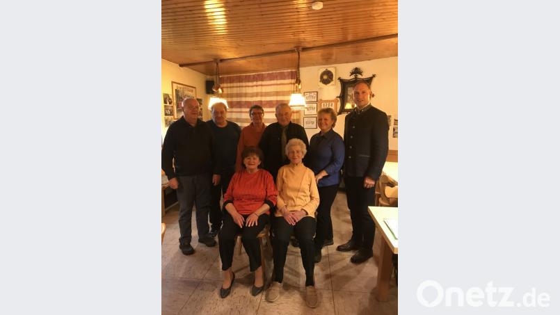 Für 70 Jahre Vereinszugehörigkeit erhält Willi Koller (hinten, Dritter von rechts) eine Auszeichnung. 40 Jahre ist Gisela Götz (sitzend, links) dabei und 50 Jahre Helena Sperl (sitzend, rechts). Dritter Bürgermeister Richard Kammerer (hinten, rechts) ist neues Mitglied der Trachtler. Bild: sei