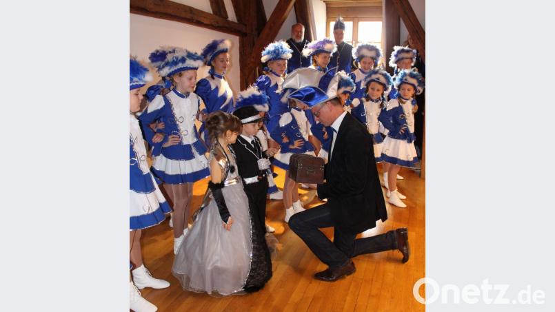 Bürgermeister Hermann Falk nimmt es gelassen, dass er von Prinz Felix I. und Prinzessin Eva I. entmachtet wird: „Ohne Kasse kann ich leben, das Geld hab ich schon vorher ausgegeben. Ich gebe gern den Schlüssel her vom Ratehaus und gehe in die weite Welt hinaus und rufe dann ja ach so froh ganz laut Hirschau oho!“ Bild: u