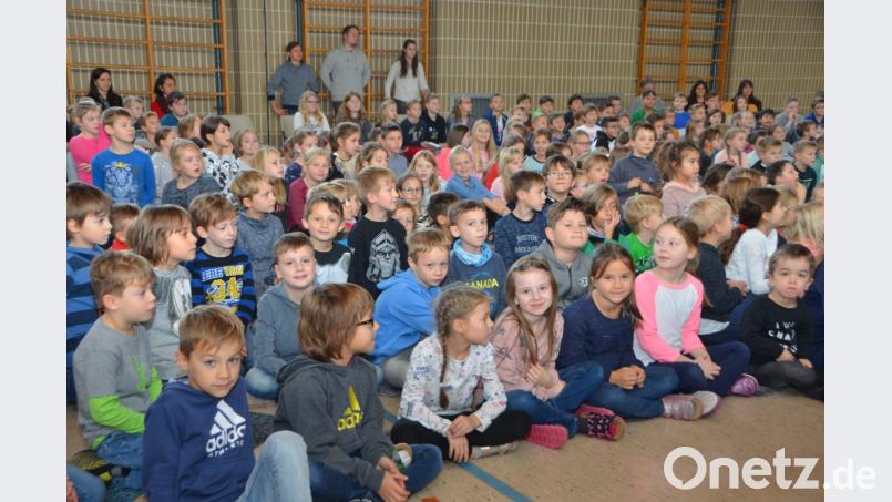 Die Grundschüler besitzen nun eine neue Schulbücherei und einen bunten Leseraum zum Wohlfühlen. Die Feierstunde ist in der Eglseeturnhalle. Bild: dob