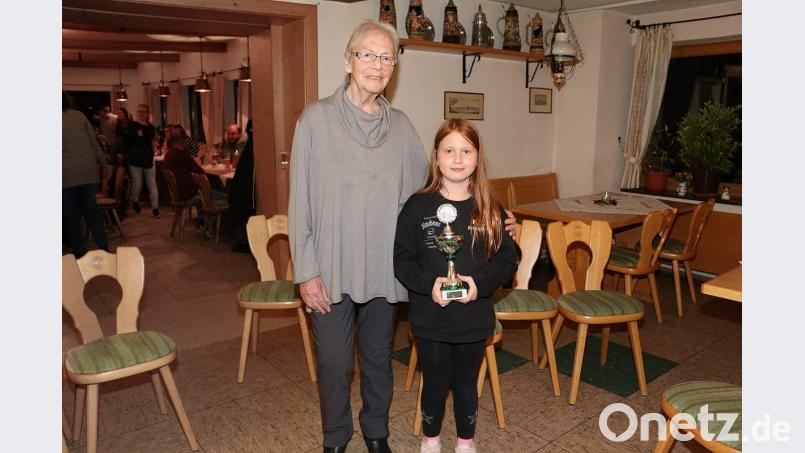 Die begehrte Trophäe für den „Steinwald-Champion 2018“ überreicht Hannelore Bienlein-Holl an Celina Krüger (rechts). Bild: bsc