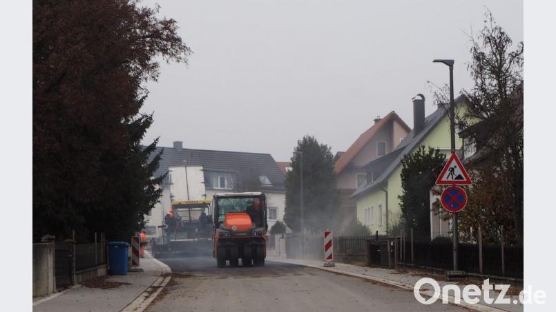 Die Teerarbeiten laufen am Montag auf vollen Touren. Bild: gz