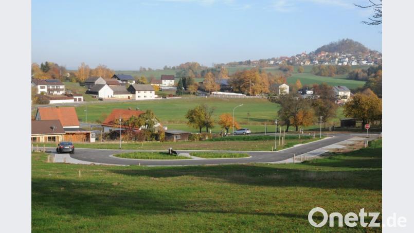 Von der Kreisstraße NEW 24 (rechts) führt die Erschließungsstraße ins Baugebiet "Schmiedpoint" in Hammerles. Dieser Teil ist Ortsstraße. Vom linken Bogen des Wendehammers führt ein beschränkt öffentlicher Weg zum Gemeindeweg. Bild: bey