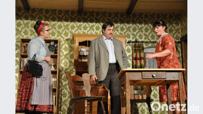 Die Ratsch-Kathl Maultaschner (Maria Stich, links), Dr. Brösl (Wolfgang Merkl, Mitte) und Bergbäuerin Genoveva Etzgruber (Theresia Horn, rechts). Bild: ak