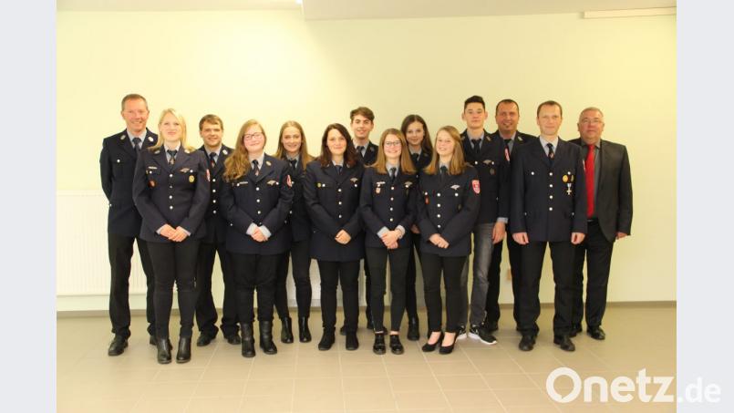 Das Deutsche Jugendabzeichen geht an einige Feuerwehr-Nachwuchskräfte. Bild: ffl