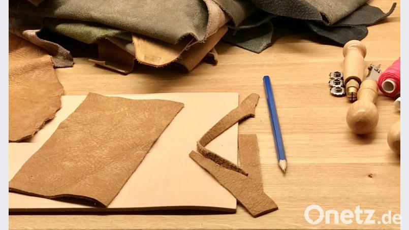 Das Material ist bereit: Ein Packen Lederreste und ein Werkzeug-Starterset für Anfänger. Das Ausschneiden allein ist schon eine Aufgabe für sich. Ohne eine sehr gute Schere geht gar nichts. Bild: Gabi Eichl