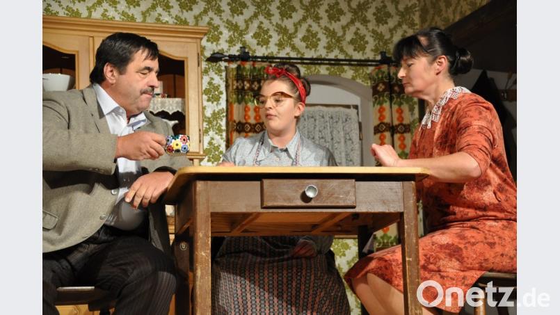 Der ahnungslose Dr. Brösl (Wolfgang Merkl, links) schaut bei Familie Etzgruber vorbei, die oft flunkernde Ratsch-Kathl Maultaschner (Maria Stich, Mitte) kommt oft Hutza auf den Hof. Bäuerin Genoveva (Theresia Horn) lauscht deren neuesten Träumen. Bild: ak