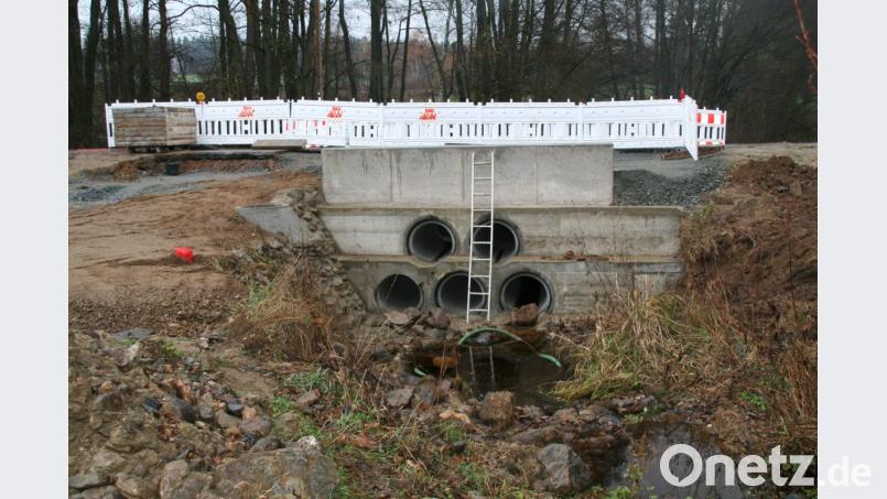 Warum die Brücke bei der Stieglmühle so aufwendig saniert wird und die Ausweichmöglichkeit für die enge Ortsstraße dorthin verlegt wurde, können einige Helmbrechtser Bürger nicht nachvollziehen. Bild: fpoz