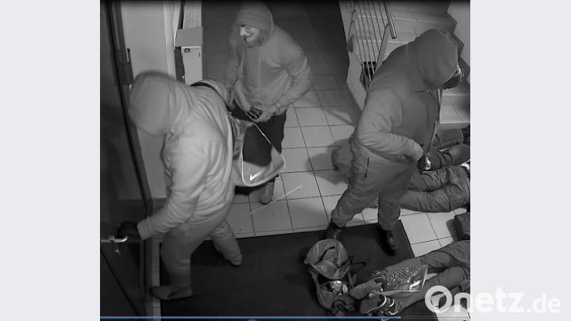 Ein Screenshot aus Video des Conrad-Raubes der Überwachungskamera. Bild: Polizei Hamburg