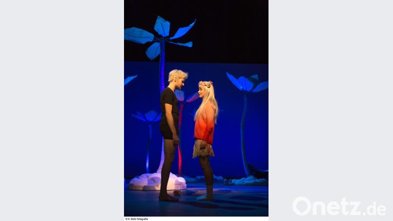 Glückliche Fügung oder gnadenloses Schicksal: Leonce (Jannik Rodenwaldt) und Lena (Marina Schmitz), die vor einer arrangierten Heirat miteinander fliehen, treffen sich unbekannterweise und verlieben sich. Bild: H. Dietz Fotografie, Hof