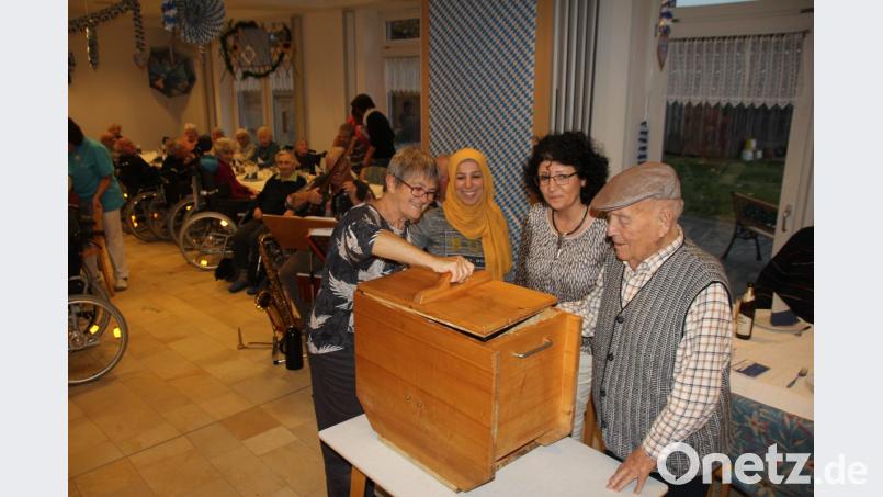 Heimbewohner Ernst Vogl zeigte den Damen wie das „Ausbuttern geht, da staunten von links Ma-rianne Malzer, die syrische Mitbürgerin Somia Alosman und die Vorsitzende der Frauenunion Oberviechtach, Lydia Eckert nicht schlecht, wie viel Energie in dem Senior noch steckt. Bild: frd