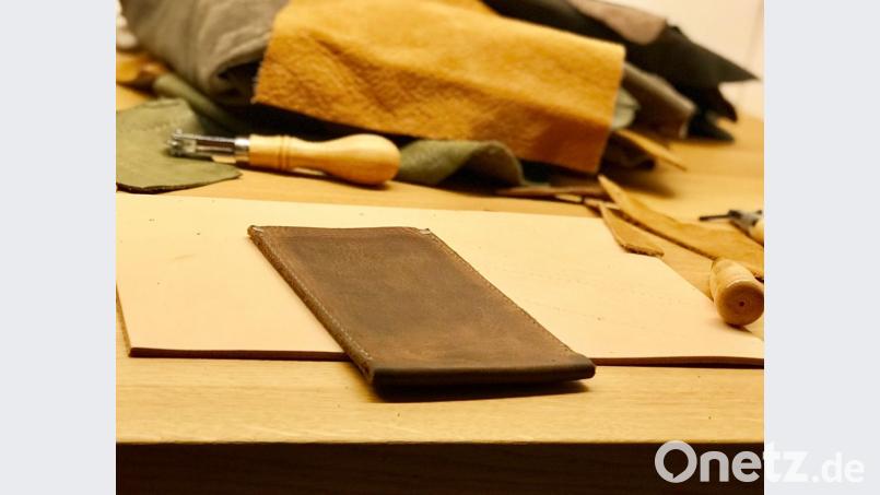 Bis man so ein Handy-Täschchen geschafft hat, hat man viel Leder verbraucht. Es erscheint unerhört simpel, bedarf aber viel, viel, viel Übung, bis es auch nur einigermaßen gut aussieht. Bild: Gabi Eichl