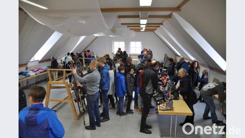 Der Skibasar des SV lockt wieder viele Käufer an. Bild: ak