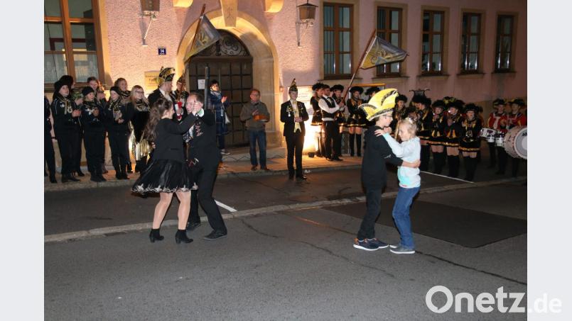 Die Pressather Prinzenpaare geben ihren Eröffnungstanz vor dem Rathaus. Bild: sne