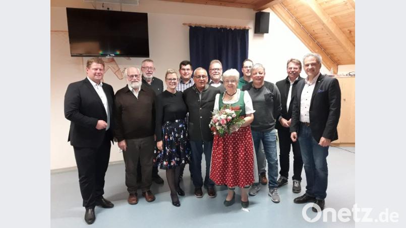 Zum 70. Geburtstag von Hans „John“ Rüth kommen viele Gäste zum Gratulieren. Mit dabei sind (von links) zweiter Bürgermeister Stefan Grillmeier, Dr. Hans Schaumberger (EC Rieber), Ludwig Kraus (Männergesangverein), Tochter Kathrin, Matthias Kraft (Burschenverein), Jubilar Hans „John“ Rüth, Gerhard Greim (SV), Ehefrau Elli, Markus Rosner, Roland Eckert, Stefan Kolb (alle SV) und Bürgermeister Roland Grillmeier. Bild: jr