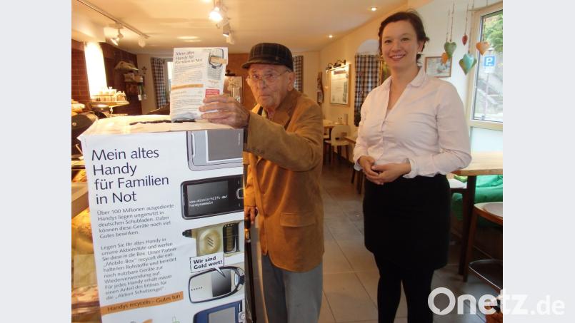 Beim Semmelkaufen gleich noch etwas Gutes tun und alte Handys für den guten Zweck recyclen. Pastoralreferentin Elisabeth Hammer-Butzkamm (rechts) zeigt, wie's geht: Bild: wrt
