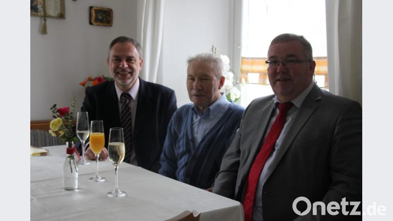 Zum 80. Geburtstag gratulieren Theodor Zollitsch senior (Mitte) aus Kemnath Pfarrer Josef Irlbacher (links) und Bürgermeister Josef Reindl. Bild: ads