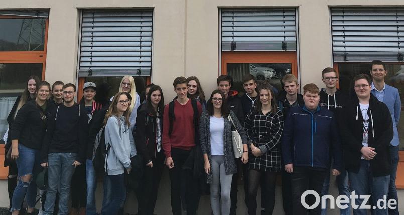 Die Schüler des Hahnbacher M-Zugs mit Jonas Apfelbacher (links), dem Teamleiter Personalwesen der Firma Suroflex, bei dem sie ein Bewerbungstraining absolvierten. Bild: exb