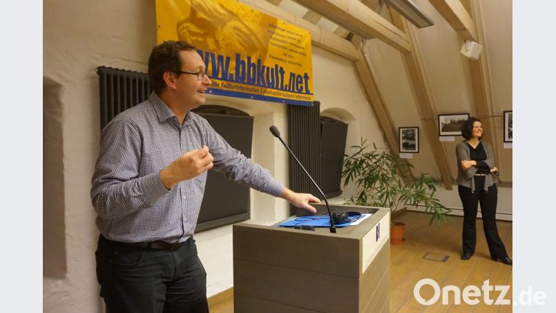 Referent PhDr. Jiří Stočes bei seinem Vortrag, im Hintergrund CeBB-Leiterin Veronika Hofinger. Bild: eib