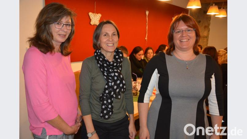 Ursula Siller (links) begrüßte als Referentinnen Bianca Wallenta und Conny Rosenlehner (von rechts), beide aus München, die den Workshop zum Thema „Inklusion – Mode oder Notwendigkeit“ hielten. Bild: jr