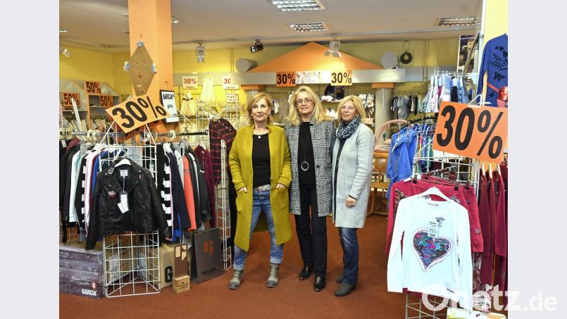 40 Jahre gibt es Max und Moritz in der Georgenstraße, jetzt wird das Kindermoden-Geschäft bis Weihnachten geschlossen. Von links: Brunhilde Schubert, Birgitta Metz und Christine Langhans. Bild: Petra Hartl