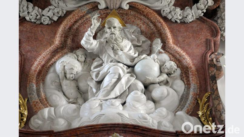 Ganz oben über dem Hochaltar der Bergkirche schwebt diese Darstellung des Herrgotts. Doch auch wenn diese Höhe groß und der Himmel noch weiter entfernt scheint, ist der Allmächtige den Menschen in ihrem Leben und ihrem Alltag viel näher, als man glaubt, so die Botschaft bei einem Vortragsabend der Christen im Beruf, deren Mitglieder oft auch am Mariahilfberg an Gottesdiensten teilnehmen. Bild: Petra Hartl