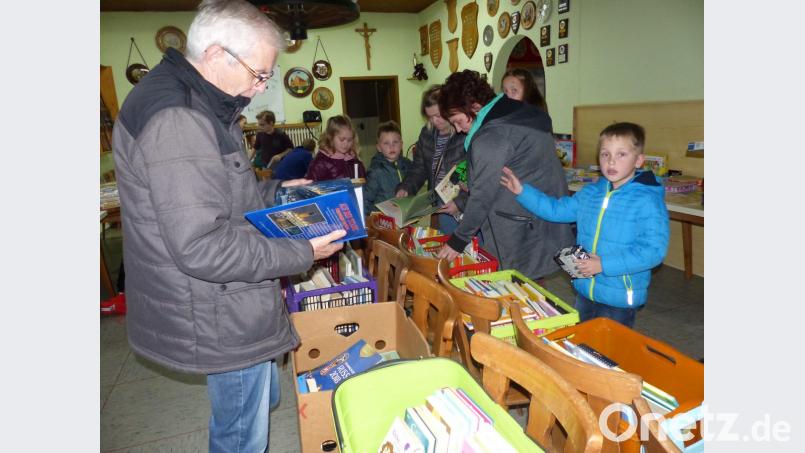 Meist mit ihren Müttern sind die Kinder beim Basar, um sich ihre Lieblingsbücher selbst auszusuchen. Bild: sl