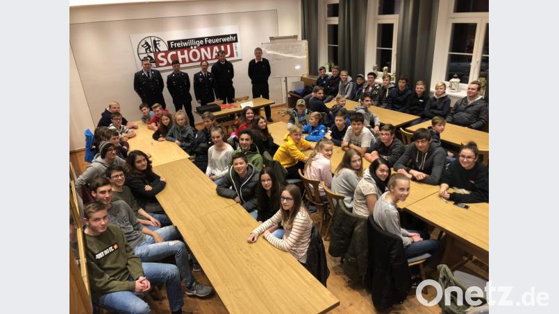 Die Jugendlichen fanden sich zum Wissenstest im Schulungsraum der Feuerwehr Schönau ein. Mit im Bild die Feuerwehrführungskräfte. Bild: kk