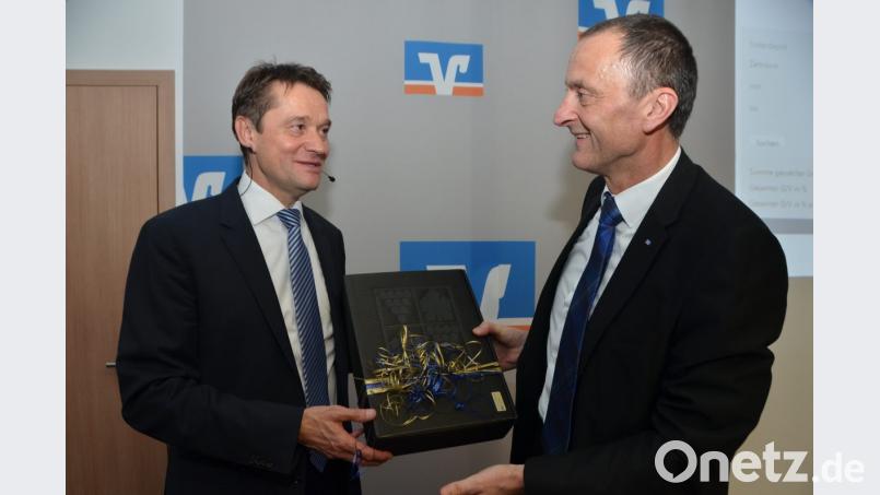 OTH-Professor Michael Hauer aus Neustadt/WN (links) bekommt vom Vorstandsvorsitzenden der Raiffeisenbank, Karl Völkl, ein Weinpräsent für seinen Vortrag. Bild: dob