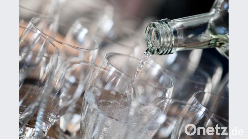 Der Neumarkter Getränke-Hersteller Lammsbräu mahnt den Großkonzern Danone ab. Die Oberpfälzer sehen in einem bei Volvic verwendetem Siegel eine Verbrauchertäuschung. Bild: Matthias Balk/dpa