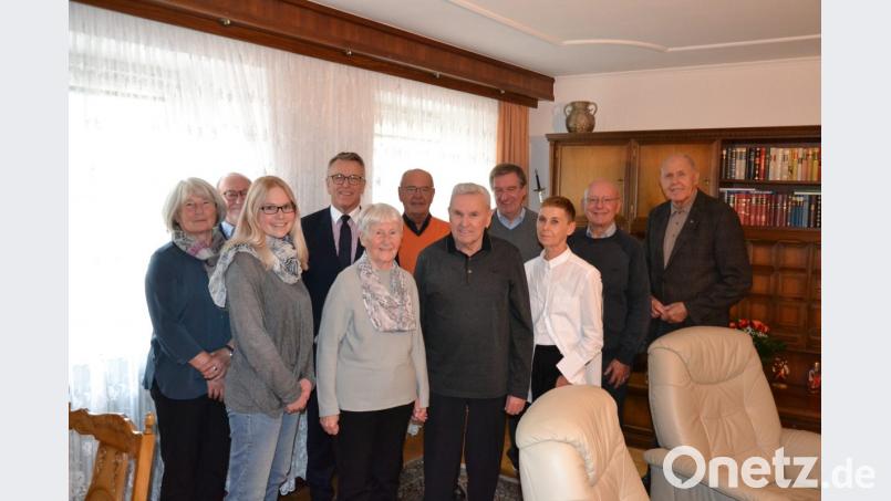Robert Schneider (Fünfter von rechts) feiert 90. Geburtstag. Unter den Gästen ist auch Bürgermeister Franz Stahl (Vierter von links). Bild: exb