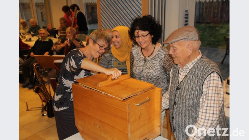 Heimbewohner Ernst Vogl zeigte den Damen wie das „Ausbuttern geht, da staunten von links Ma-rianne Malzer, die syrische Mitbürgerin Somia Alosman und die Vorsitzende der Frauenunion Oberviechtach, Lydia Eckert nicht schlecht, wie viel Energie in dem Senior noch steckt. Bild: frd