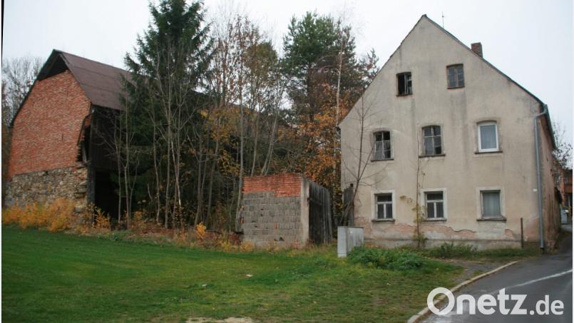 Das Nebengebäude (links) am Höflaser Weg 7 muss aus Sicherheitsgründen zurückgebaut werden. Einstimmig befürworteten die Markträte den Antrag aus dem Landratsamt. Bild: wro