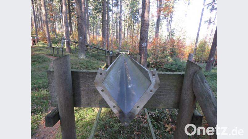 Mit zwei Niederschlagsrinnen kann gemessen werden, wieviel Regen am Waldboden ankommt. Bild: ubb