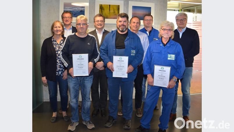 Verbandsdirektor Thomas Knoll (Vierter von links) gratulierte zusammen mit den zuständigen Vorgesetzten und dem Personalrat den Arbeitsjubilaren des ZMS Georg Höfler, Robert Meierhofer und Georg Baringer (vordere Reihe mit Urkunden von links nach rechts) zu zusammen105 Jahren Betriebszugehörigkeit. Bild: exb