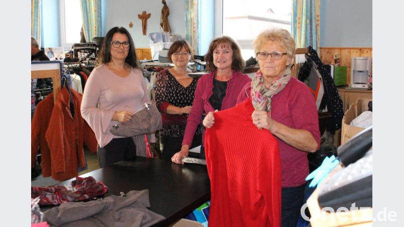 Karin Weidner-Heining, Monika Hartmann, Elisabeth Rupprecht und Inge Schieder (von links) betreuen ehrenamtlich das Kleiderstüberl im Pfarrheim St. Emmeram. Bild: Lowak