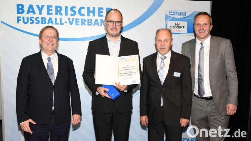 Tobias Kemptner von der DJK Dürnsricht (Zweiter von links) erhielt aus den Händen von BFV-Präsident Rainer Koch (links) und Ex-Nationalspieler Dietmar Hamann (rechts) die Auszeichnung als Ehrenamtskreissieger. Auch Kreisehrenamtsbeauftragter Georg Höcherl (Zweiter von rechts) gratulierte. Bild: exb