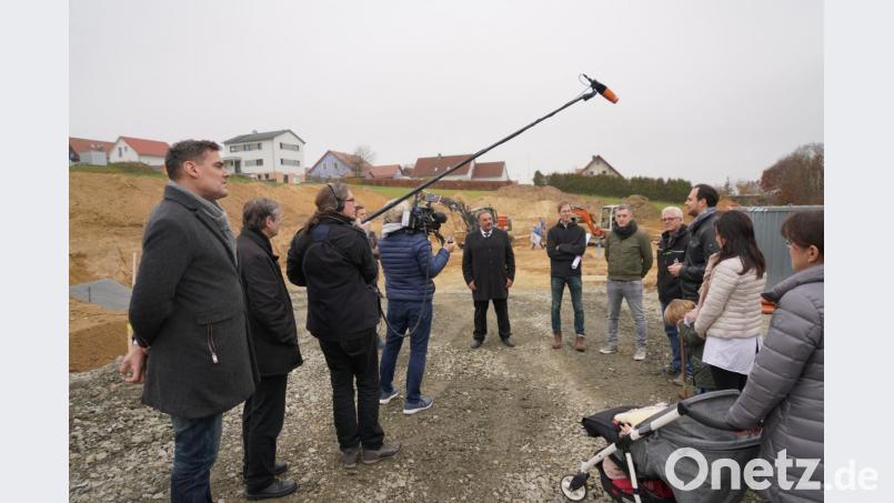 Frontal 21-Redakteur Armin Coerper (links) und sein Team an der Baustelle der &quot;Tagespflege unter`m Fahrenberg&quot; am Waldthurner Badeweiher Bild: fvo