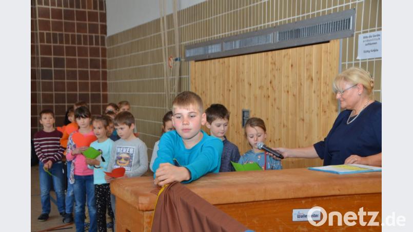 Die Grundschüler besitzen nun eine neue Schulbücherei und einen bunten Leseraum zum Wohlfühlen. Die Feierstunde ist in der Eglseeturnhalle. Auch die Schulspielgruppe ist mit einem Stand-Up-Theater vertreten, nachdem die Zweitklässler die Besucher begrüßt haben. Bild: dob