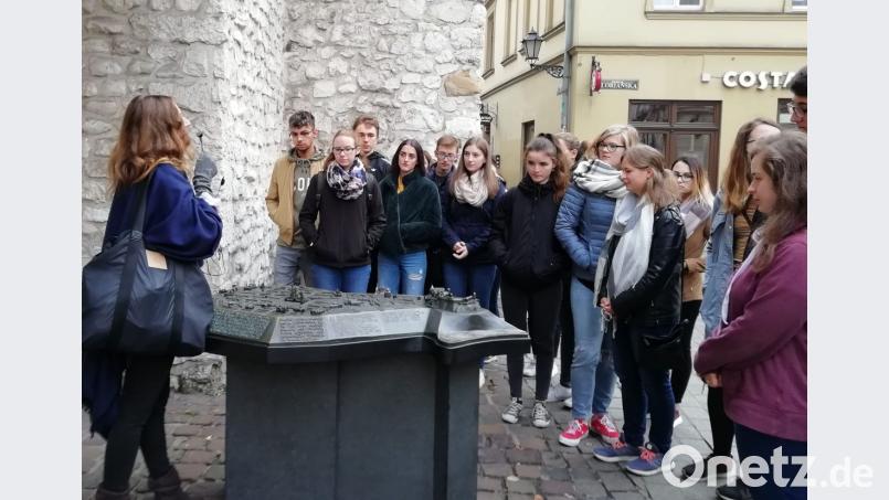 In Rahmen einer politischen Exkursion besuchten die 13. Klassen der Fachoberschule Amberg die polnische Stadt Krakau (hier: die Stadtführung durch die historische Altstadt). Vor allem Auschwitz hinterließ bleibende Eindrücke. Bild: hir