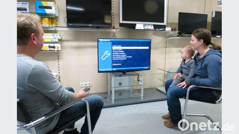 Die Umstellung des analogen Fernsehempfangs per Kabel auf digitale Technik hält die Fachbetriebe derzeit voll auf Trab. Fernseh- und Radiotechniker Dietmar Hein erklärt, wie es geht. Bild: Köppl