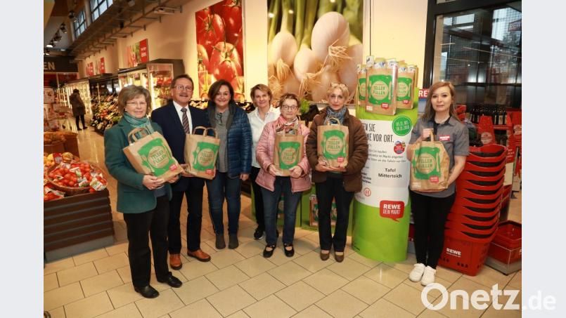 Mit der Aktion unterstützt REWE die örtliche Tafel. Auf dem Bild Bürgermeister Hans Donko (zweiter von links) und Nicole Fürst (dritte von links) von der Mitterteicher Tafel mit den Mitarbeiterinnen der Tafel in Erbendorf und des REWE-Marktes. Bild: njn