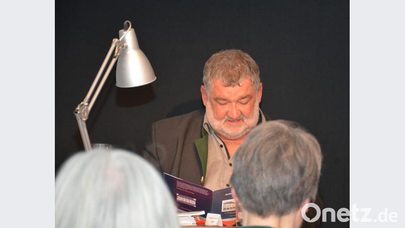 Still lauschten die Gäste den vom ersten Bürgermeister Armin Schärtl vorgetragenen Zitaten von Zeitzeugen und Texten aus der ortsgeschichtlichen Fachliteratur über das Schicksal der Nabburger jüdischen Familien Baum und Bruckmann. Bild: Freya Stöckl