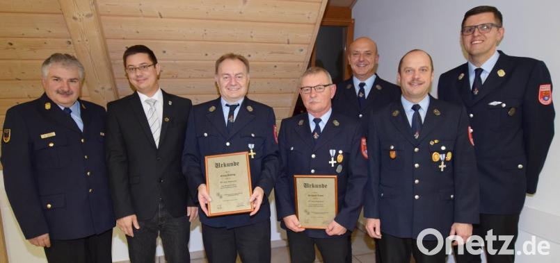 Ehrung für 40-jährige Vereinstreue (von links): Kreisbrandinspektor Hans Sperber, Zweiter Bürgermeister Benjamin Hiltl, Jubilar Georg Dehling, Jubilar Reinhard Lutter, 2.Vorsitzender Konrad Hochholzer, Erster Vorsitzender Georg Graf und Kommandant Thorsten Jobst. Bild: no