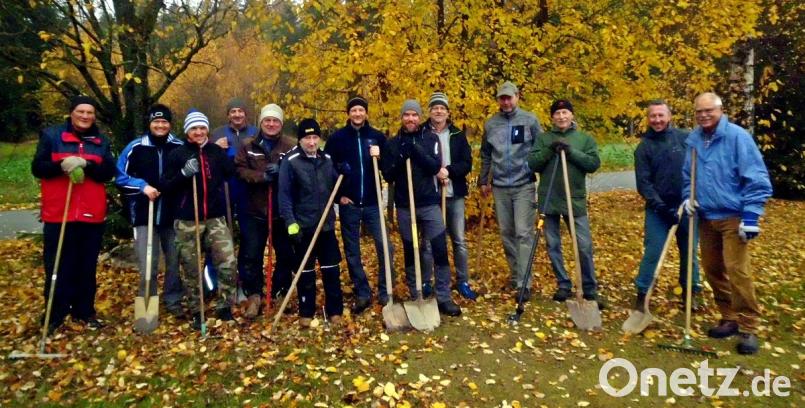 Die Helfer der Skilanglaufgemeinschaft Weiden-Letzau erledigen in einem Arbeitseinsatz die Vorarbeiten für die Loipe. Jetzt muss es nur noch schneien. Bild: zer