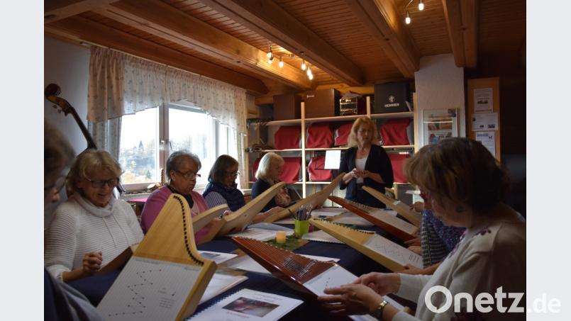 Sandra Lang (Mitte) erklärt die Basics im Veeh-Harfe-Spielen. Bild: jaf