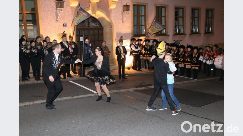 Die Prinzenpaare beim Eröffnungstanz. Bild: sne